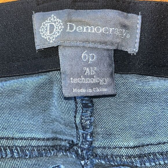 EXCELLENT CONDITION WOMEN’S SIZE 6P DEMOCRACY “AB” TECHNOLOGY FRAYED HEM JEANS - Picture 7 of 9